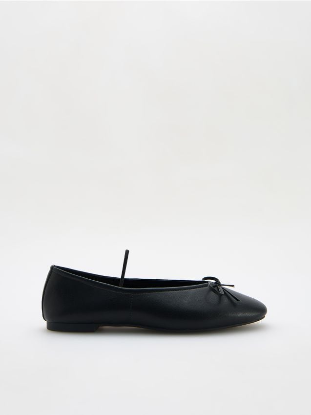 Leather ballerinas with strap - RESERVED