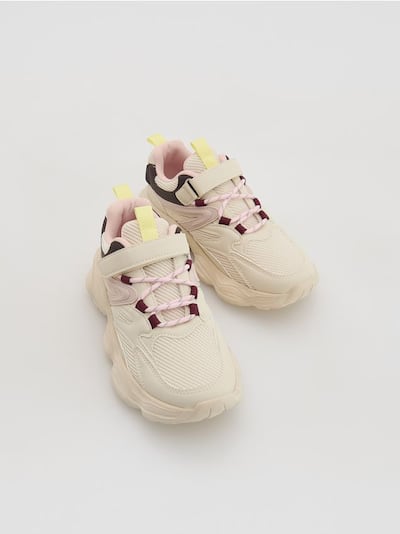 Sports shoes