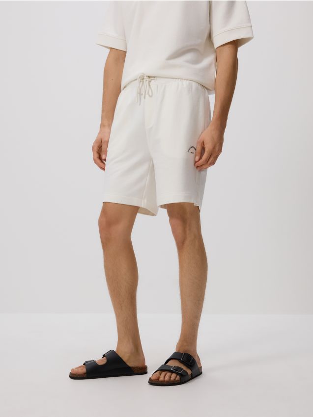 Reserved - Pantaloni scurți comfort cu conținut ridicat de bumbac - crem Reserved - Pantaloni scurți comfort cu conținut ridicat de bumbac - crem