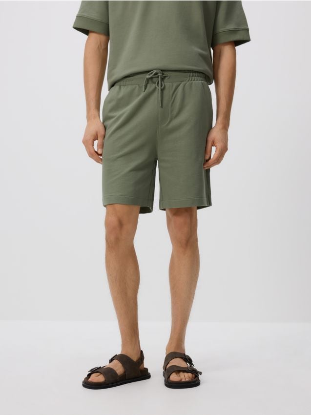 Reserved - Pantaloni scurți comfort cu conținut ridicat de bumbac - verde-pal Reserved - Pantaloni scurți comfort cu conținut ridicat de bumbac - verde-pal