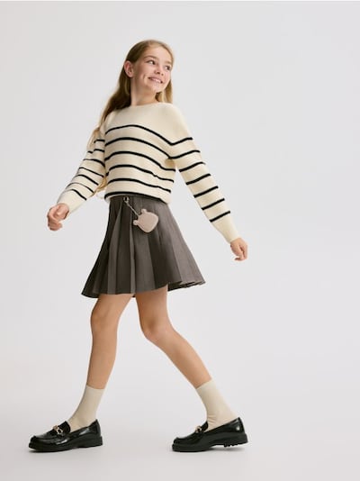 Pleated skirt with pendant