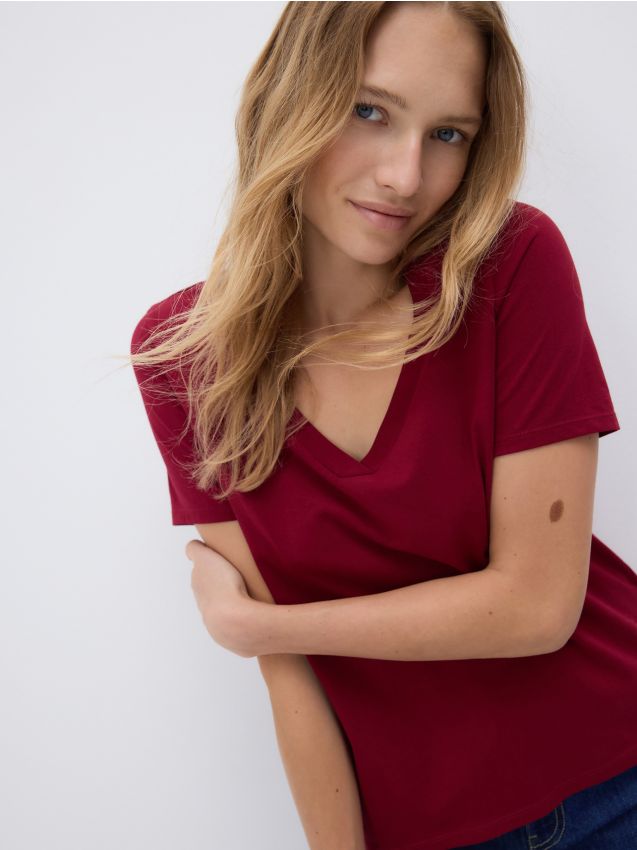 T-Shirt im Regular-Fit mit V-Ausschnitt - RESERVED
