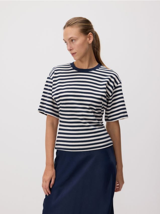 Waist-fitted T-shirt - RESERVED