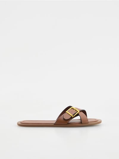 Ciabatte in pelle con fibbie