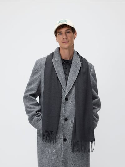 Scarf with fringes