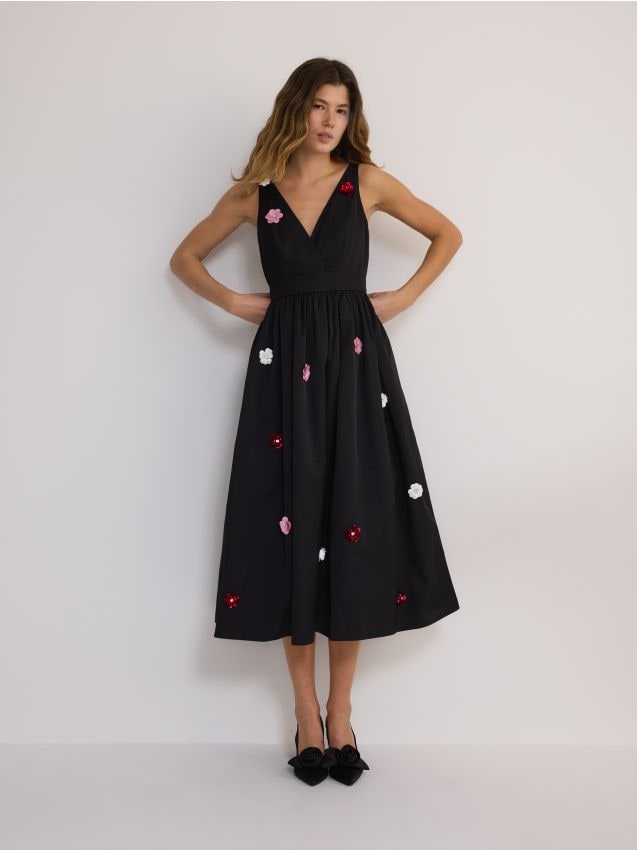 Midikleid mit Spaghettiträgern und Aufnähern - RESERVED