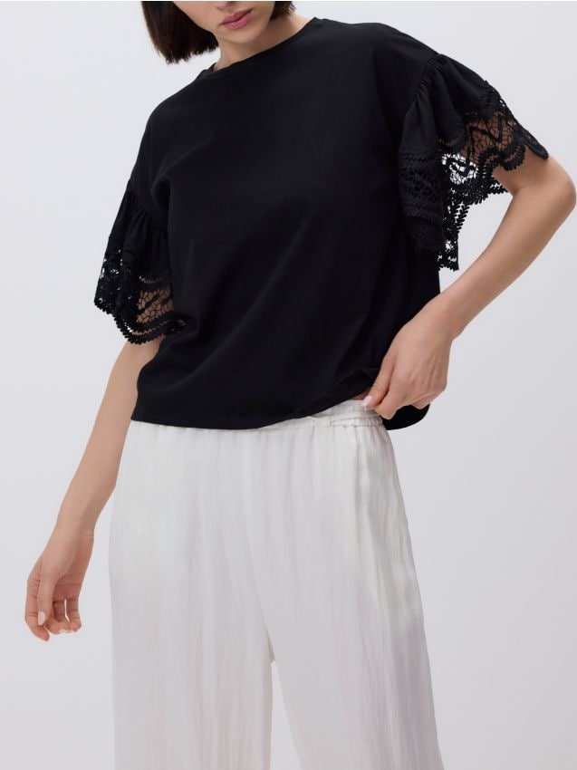 Bluse med blondeærme - RESERVED