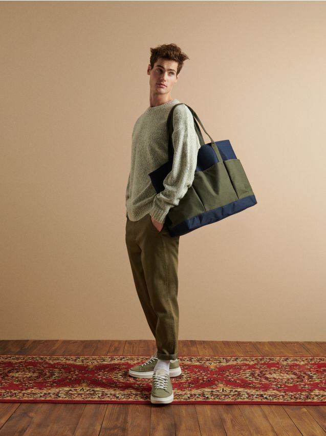 Reserved - pantaloni carrot cu crac ușor conic - verde-oliv deschis