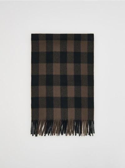 Plaid scarf with fringes