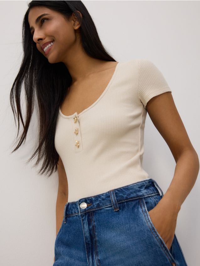 T-shirt with decorative buttons - RESERVED