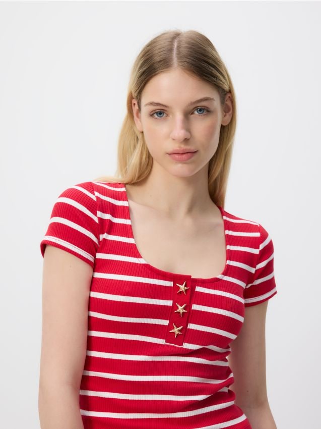 T-shirt with decorative buttons - RESERVED