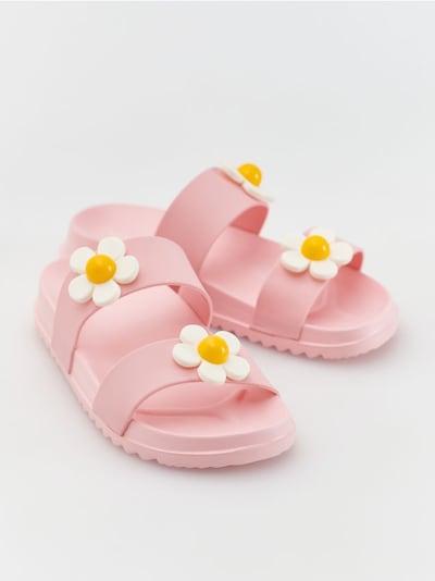 Kukkakuvioiset sandaalit