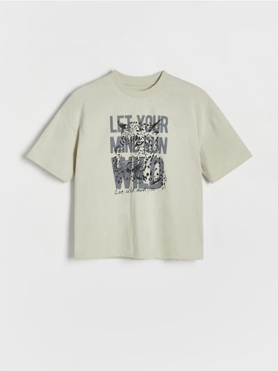 Oversize-mallinen t-paita kohopainatuksella