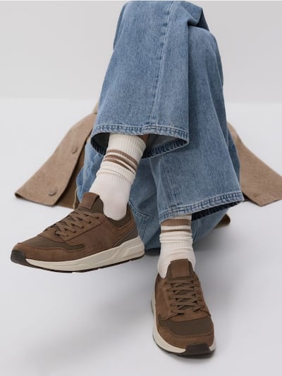 Sneakersy ze skórzanymi wstawkami