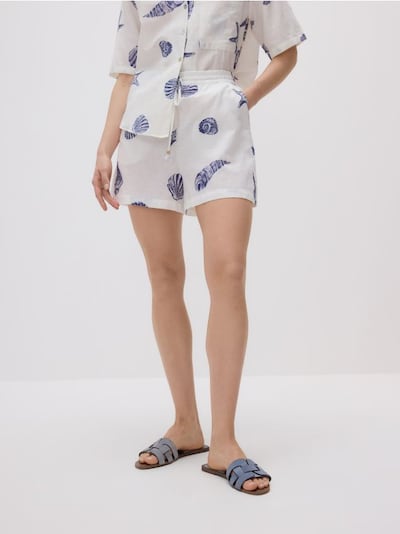 Shorts with linen blend