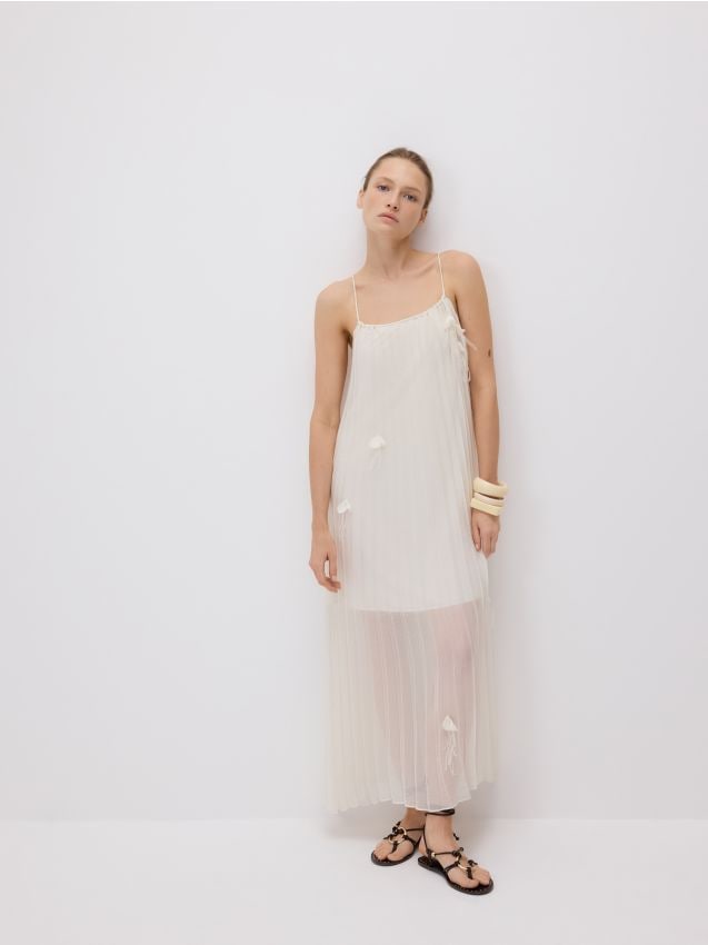 Reserved - Rochie cu aplicație florală - crem Reserved - Rochie cu aplicație florală - crem