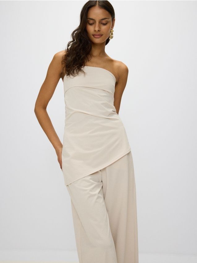 Reserved - top asimetric, cu drapaj - nude
