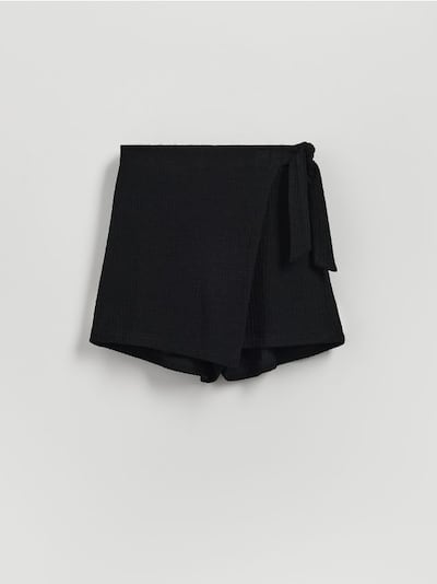 Pantaloni scurți petrecuți în față