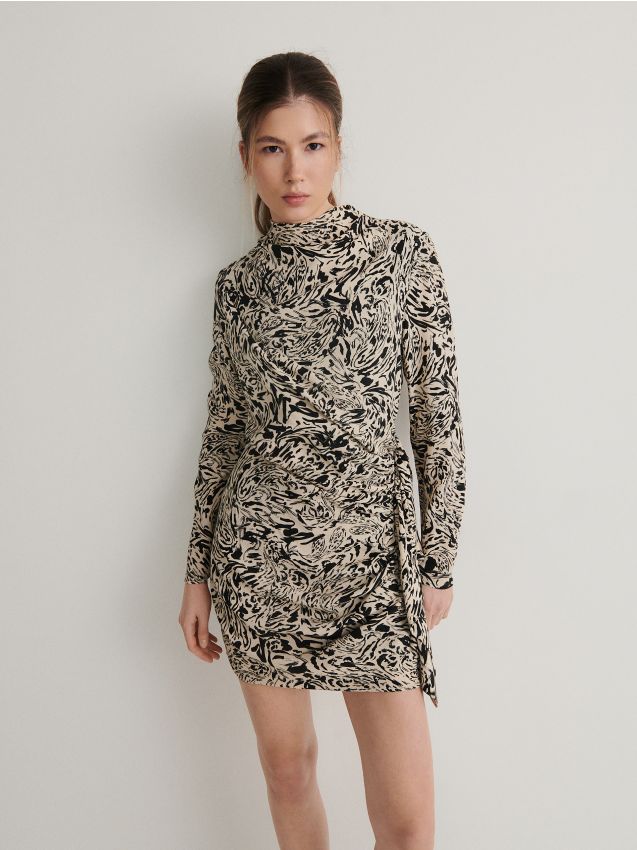 Reserved - rochie cu model și drapaj - bej