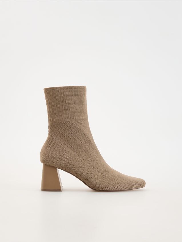 Reserved - botine cu toc - bej