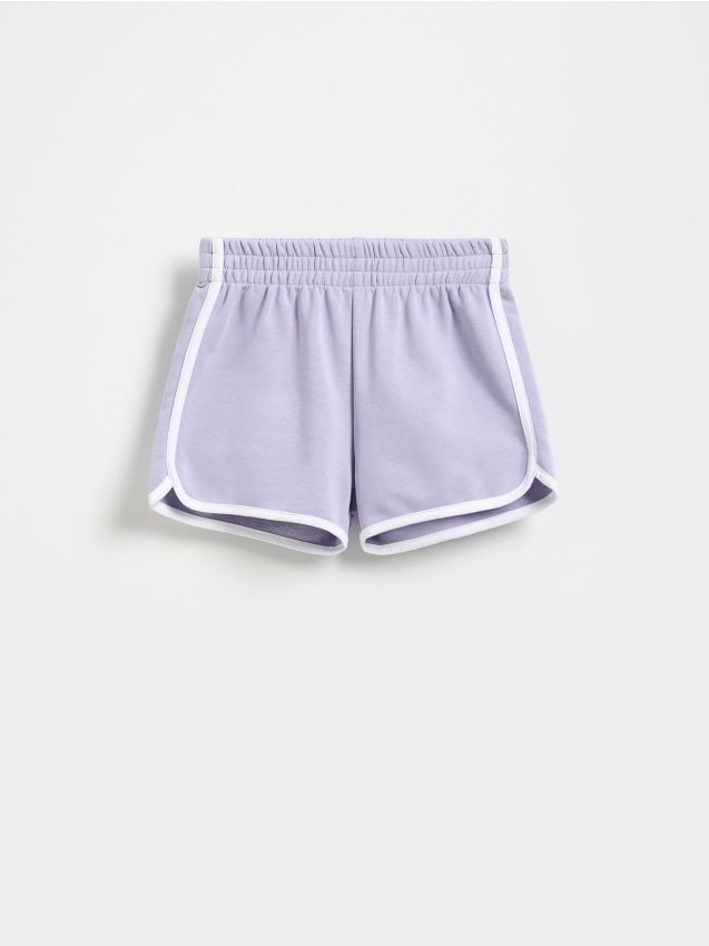 Reserved - Pantaloni scurți de trening cu dungi laterale - lavand Reserved - Pantaloni scurți de trening cu dungi laterale - lavand