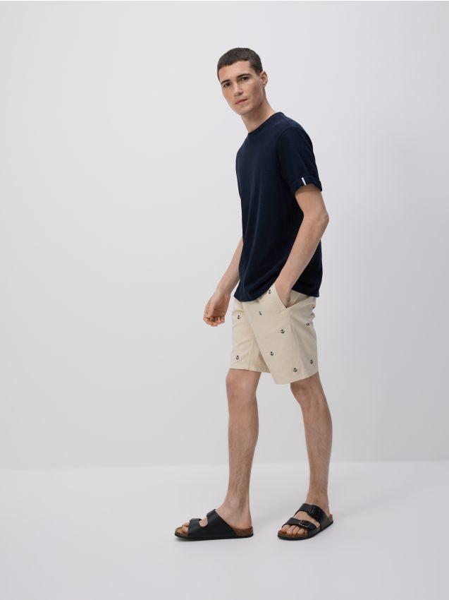 Shorts i regular fit med broderet detalje - RESERVED
