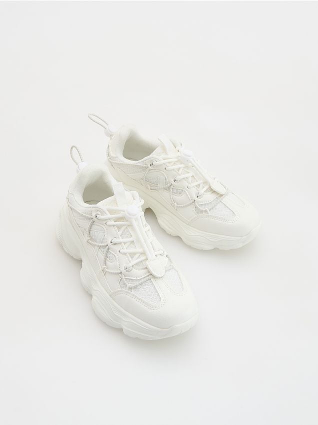 Sneakers with heel stopper - RESERVED