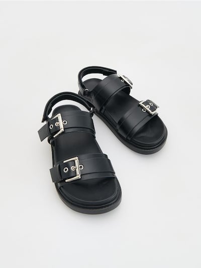 Sandalen aus Kunstleder