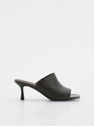 Δερμάτινα mules με τακούνι