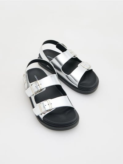 Sandalen mit Metallic-Effekt