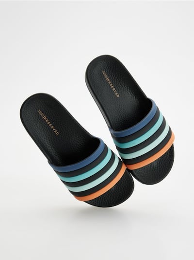 Sliders with multicoloured straps