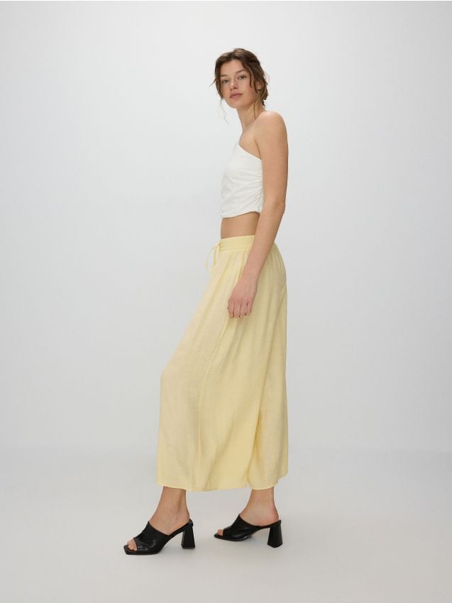 Reserved - pantaloni culotte din viscoză - galben-deschis