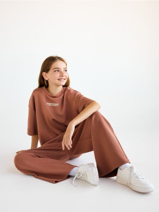 Reserved - Tricou cu broderie - cafeniu