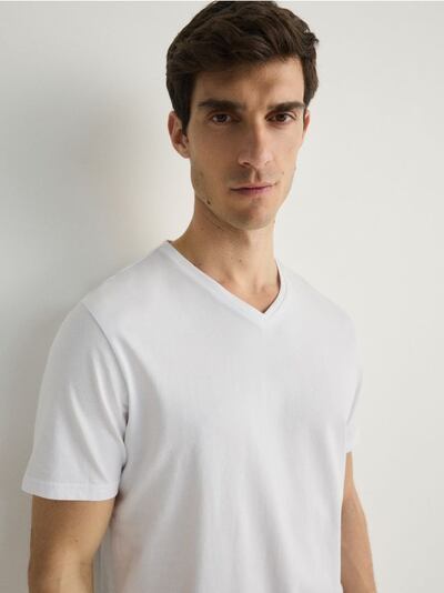 T-Shirt im Slim-Fit mit V-Ausschnitt