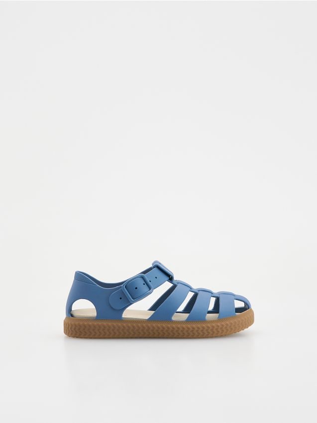Klassisch geschnittene Sandalen - RESERVED