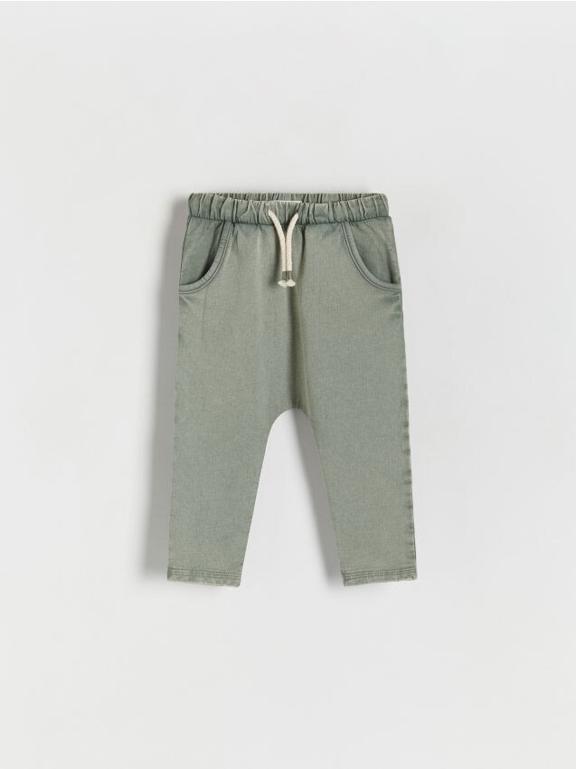 Reserved - pantaloni de trening cu efect prespălat - verde-oliv deschis