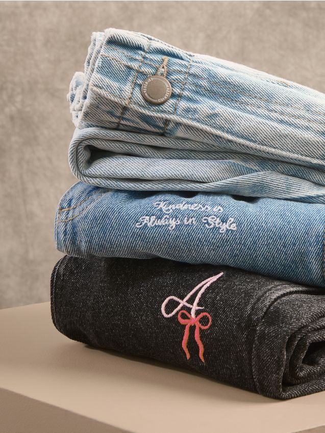 Baggy jeans with embroidery detailing - RESERVED