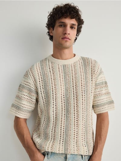 Sweter ze strukturalnej dzianiny