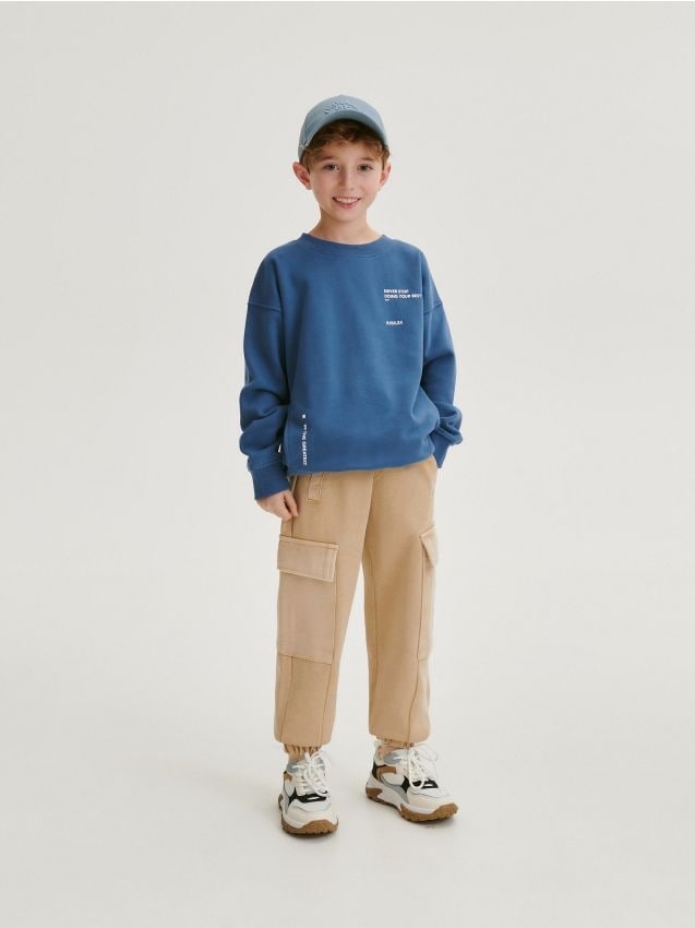 Reserved - pantaloni de trening tip jogger, cu buzunare cargo - bej