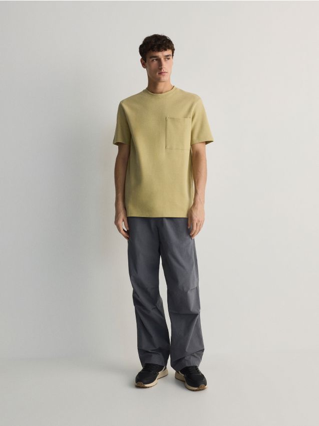 Reserved - tricou cu croială comfort și buzunar - verde-oliv deschis