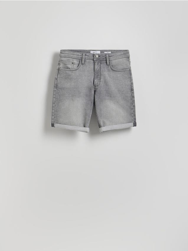 Reserved - Pantaloni scurți slim fit cu pliuri - gri deschis