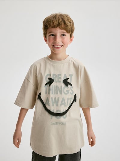 SmileyWorld®-aiheinen vajaamittainen t-paita