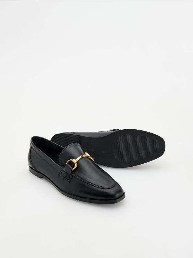 Loafers i läder - RESERVED