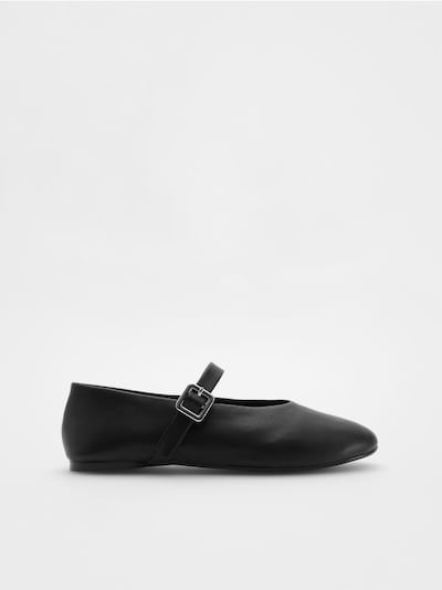 Leather ballerinas with buckle