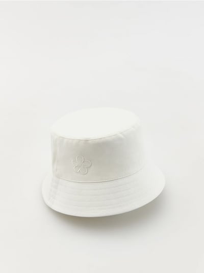 Bucket hat con detalles bordados