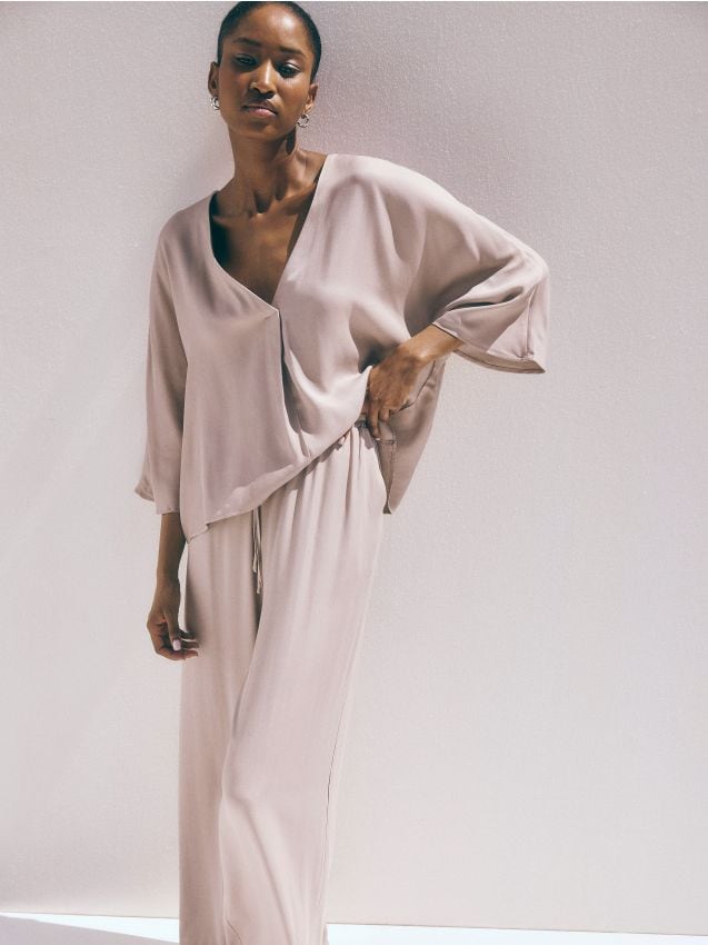 Bluza iz viskoze na s preklop spredaj - RESERVED