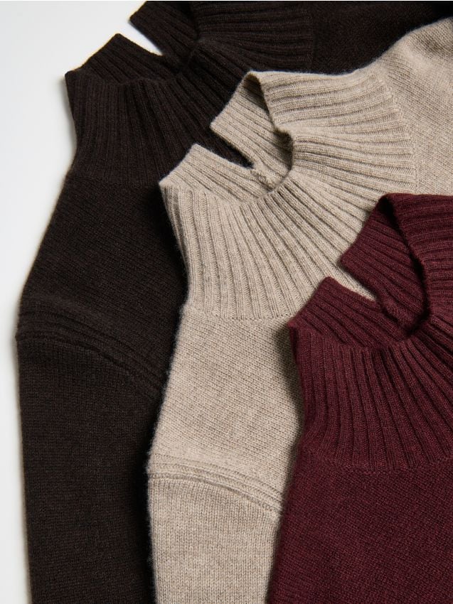 LADIES` SWEATER - RESERVED