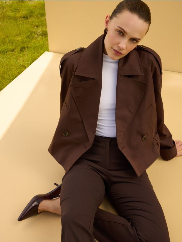 Kort trenchcoat i bomuldsrigt stof - RESERVED