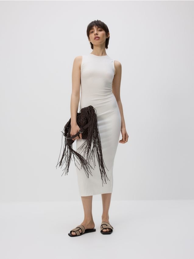 Robe avec une fente dans le dos - RESERVED
