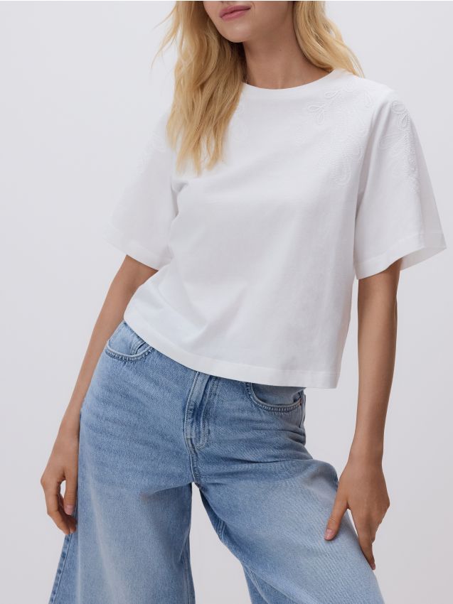 T-shirt with embroidery detailing - RESERVED